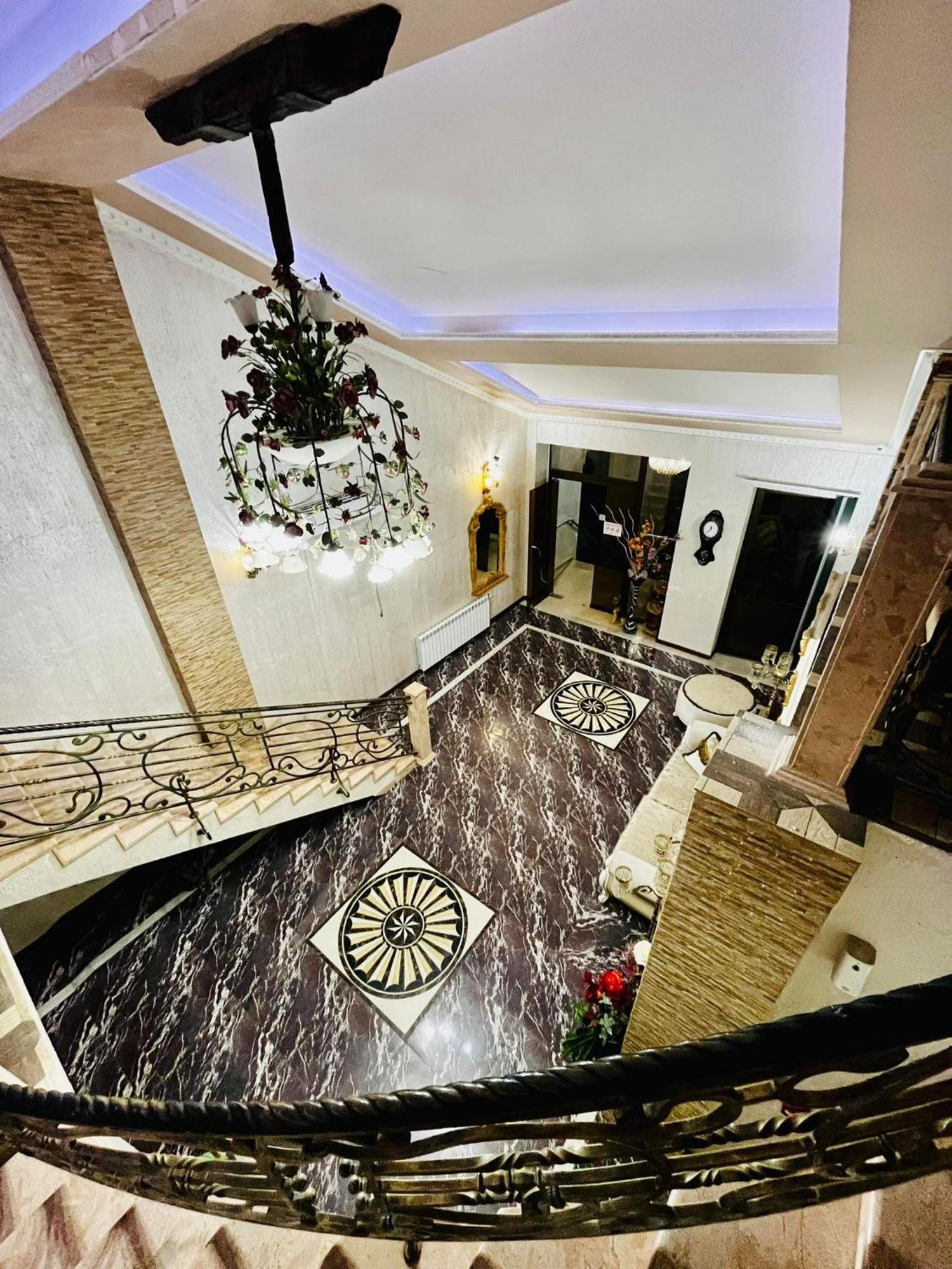 Lux Palace Hotel Кутаїсі Екстер'єр фото