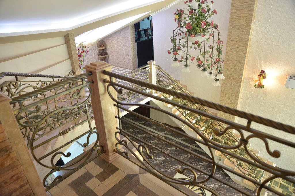 Lux Palace Hotel Кутаїсі Екстер'єр фото