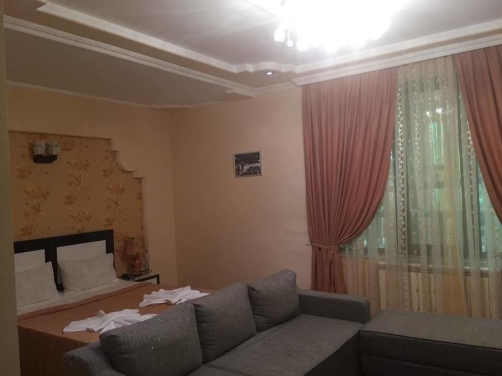 Lux Palace Hotel Кутаїсі Екстер'єр фото